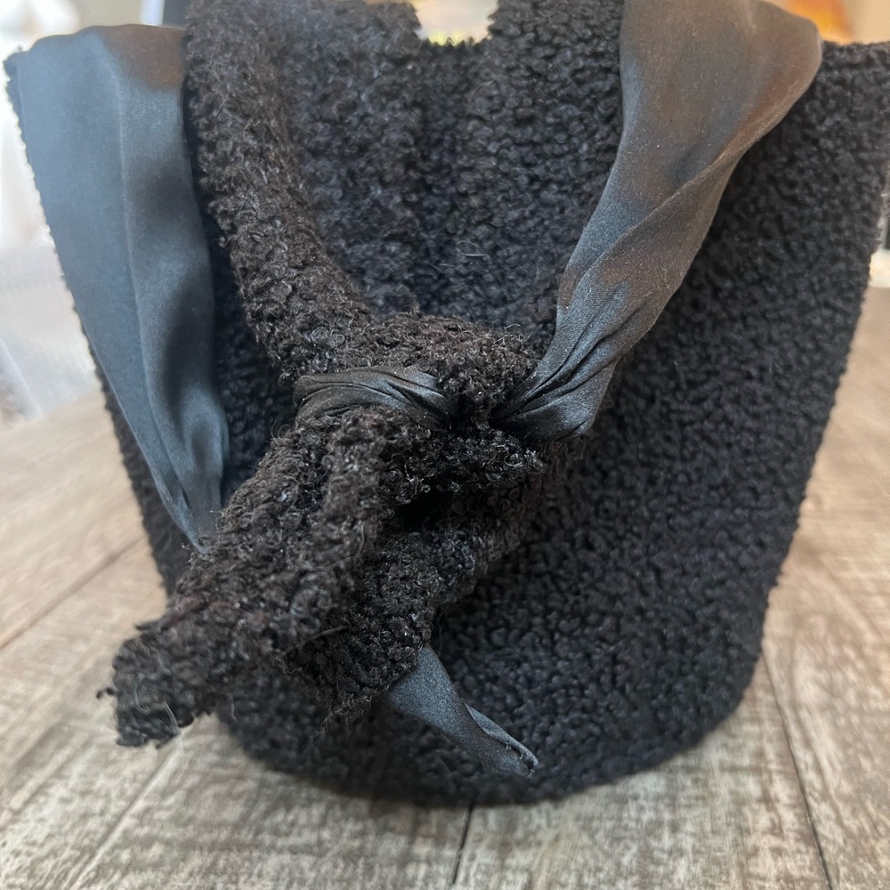 Donni Brand Black Textured Donni Bucket Bag w/Satin and Sherpa ties Sherpa. NEW